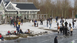 901341 Afbeelding van de toegestroomde schaatsliefhebbers bij het Anafora Parkrestaurant (Uilenboslaan 1) in het ...